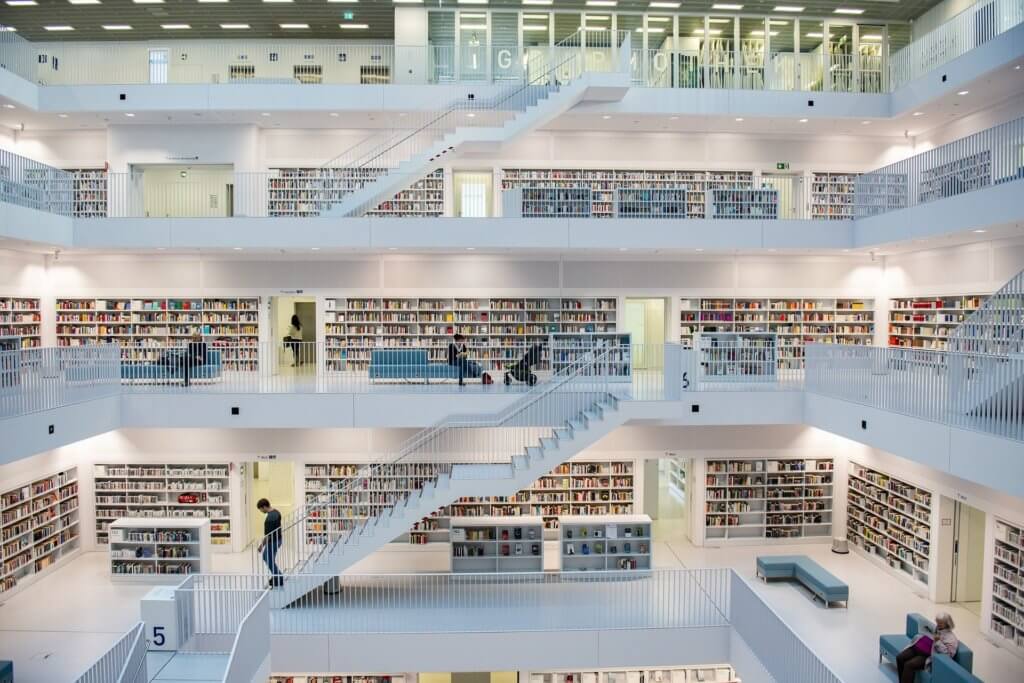 綺麗に本棚が並んだ白い図書館